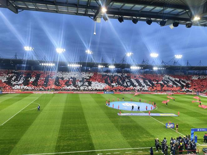 Legia vs. Widzew. Na stadionie w Łodzi zbierają się kibice