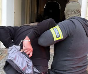 Spektakularna akcja na Pradze Północ i Żoliborzu. Policja uderza w narkotykowy biznes. Zobacz, co znaleziono w ich kryjówkach!