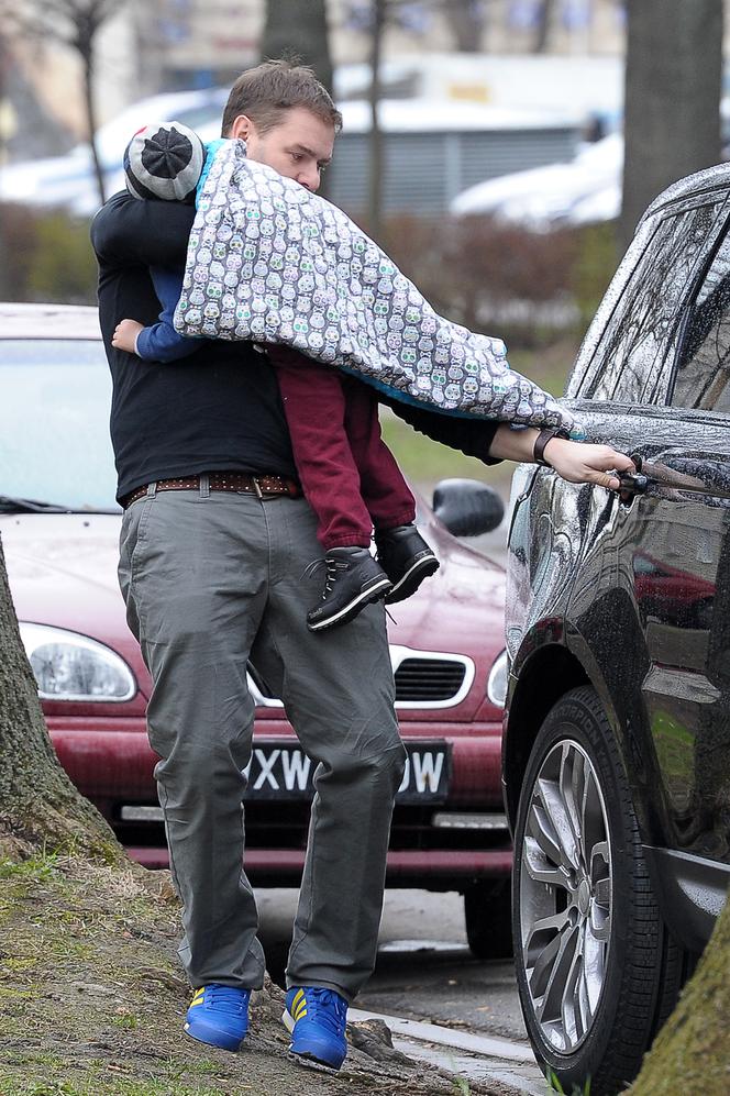 TOMASZ KAROLAK Z RODZINĄ