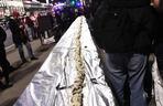 Akcja bicia rekordu Guinnessa pod barem Lussi. To najdłuższa zapiekanka na świecie!