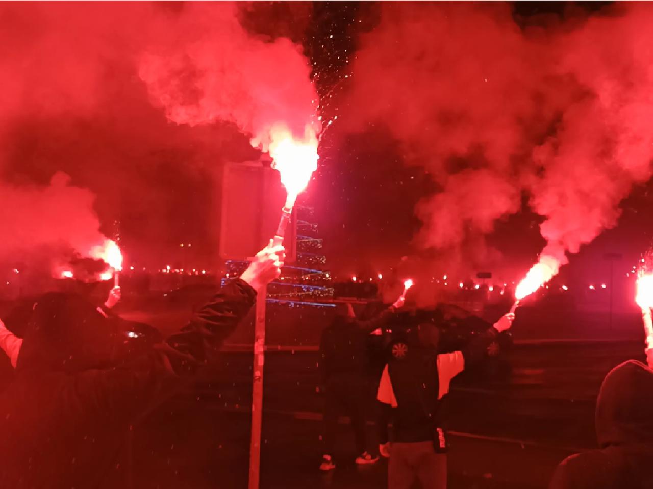 Zapłoną tysiące żółto-czerwonych rac. Kibice Jagiellonii organizują racowisko