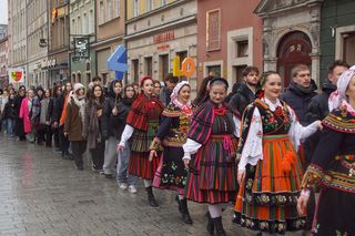 Uroczysty polonez dla Fredry 2025. Maturzyści zatańczyli na Rynku 