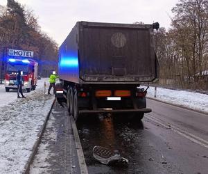 Pękła opona w tirze, zderzył się z samochodem osobowym. Wypadek na DK 12 niedaleko Leszna