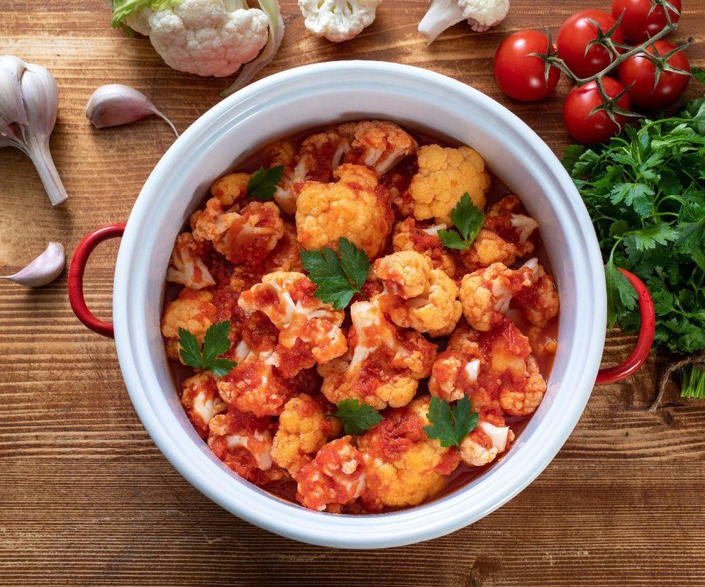 kalafior duszony w sosie pomidorowym