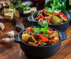 20-minutowe danie jednogarnkowe: z kiełbasą i warzywami. Smaczny obiad dla zabieganych 