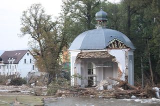 Barokowa kaplica w Stroniu Śląskim. Zrujnowana, wykorzystywana jako toaleta przy boisku piłkarskim, pieczołowicie odnowiona i znów zniszczona przez powódź