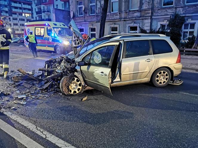 Ogromna kraksa na Fordońskiej w Bydgoszczy! Dwie osoby trafiły do szpitala [ZDJĘCIA]