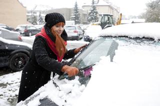 Policjanci ostrzegają - będą wlepiać mandaty za śnieg i lód na autach! 