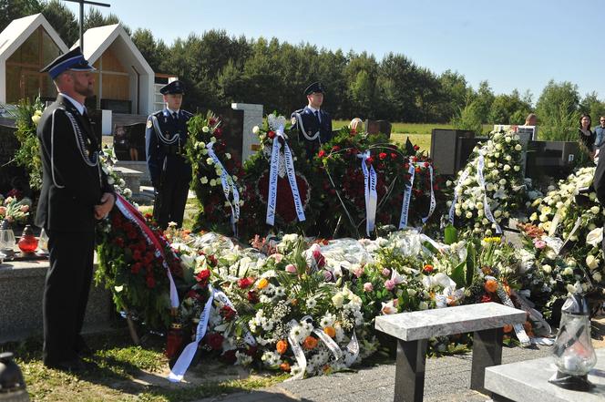 Policjant Arkadiusz zginął tragicznie.  Przez huk salwy na pogrzebie przedarł się łamiący serce szloch