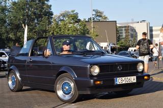 Bydgoskie Klasyki Nocą. Wyjątkowe auta zaparkowały pod Torbydem [ZDJĘCIA]