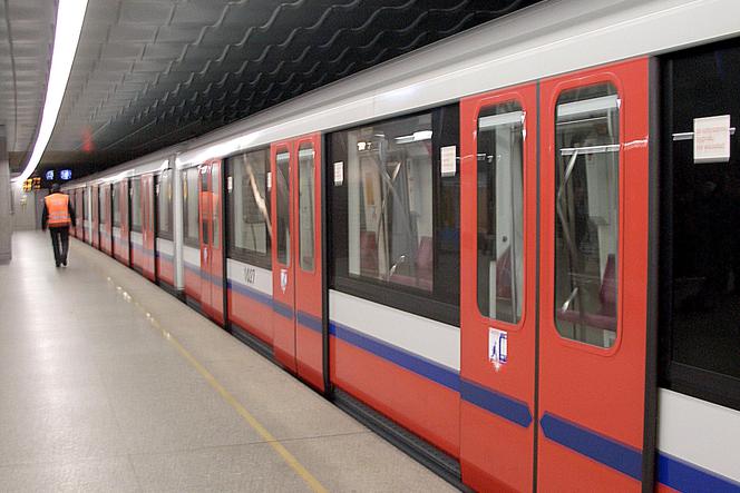 Ćwiczenia na nowych stacjach metra: Systemy przeciwpożarowe i oddymiające są sprawne!