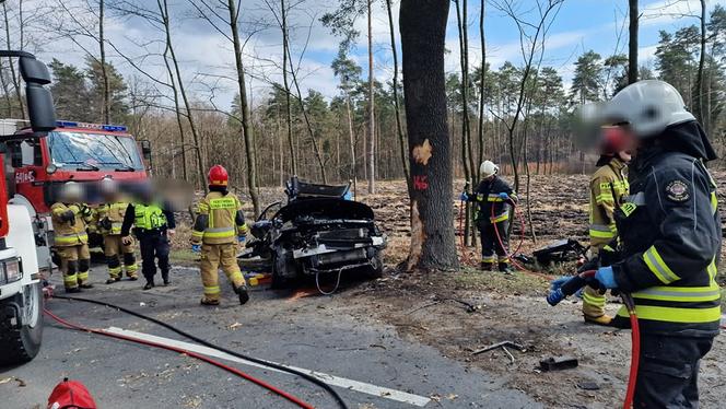 Śmiertelny wypadek w Bieruniu! Nie żyje 36-latek ze zmiażdżonego mercedesa [ZDJĘCIA]