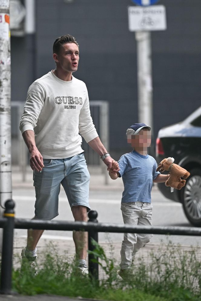 Filip Gurłacz na spacerze z żoną i synem. Nie zwalczył nałogu 