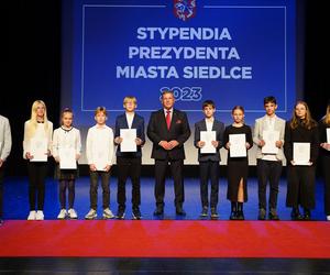 Stypendyści odebrali z rąk prezydenta Andrzeja Sitnika Listy Gratulacyjne