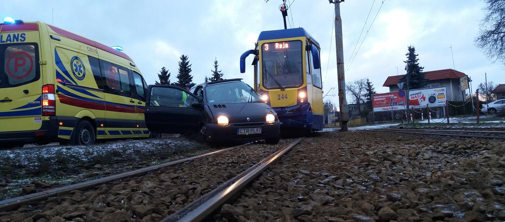 Trawmaj zderzył się z samochodem osobowym na Skłodowskiej-Curie