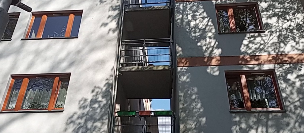 Balkony z widokiem na ścianę