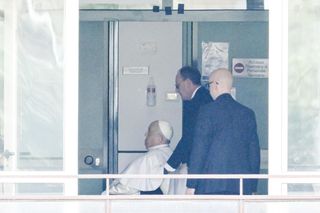 Papież Franciszek opuścił szpital po 37 dniach