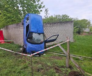Wypadek w Miłostowie. Auto uderzyło w barierę i budynek
