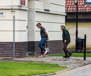 Papieros w jednej ręce, kradziona biżuteria - w drugiej. Beztroski złodziej w rękach policji