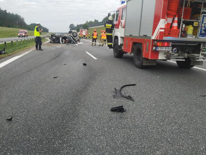 Szczepanów. Wypadek na autostradzie A4. Dachował samochód osobowy 