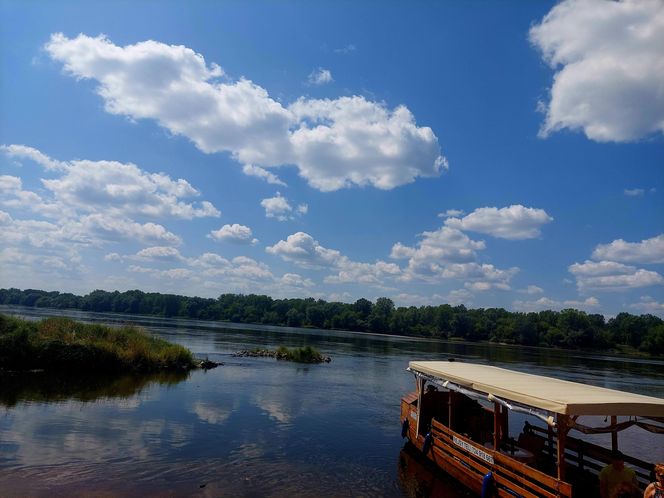 Wisła w Fordonie zaprasza turystów. Można popływać drewnianą łodzią i poczuć tę samą bryzę, co kiedyś flisacy