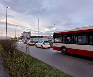 Nie ma świateł, jest kolizja. Zderzenie na dużym skrzyżowaniu w Lesznie