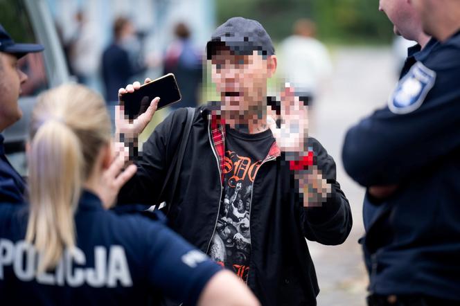 Chaos na Osiedlu Przyjaźń. Policja zatrzymała mieszkańca domku. „Wyciągnęli go siłą”