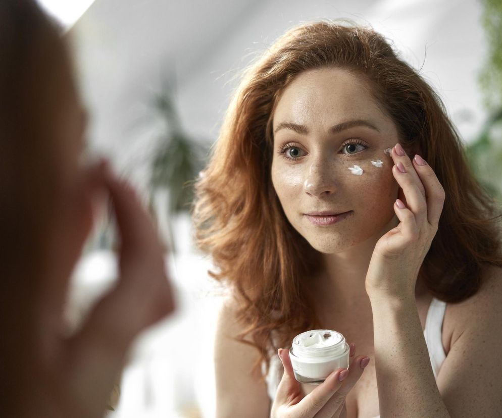 Kosztuje tylko 16 zł a działa cuda. Usuwa zmarszczki, reguluje sebum i zwalcza trądzik