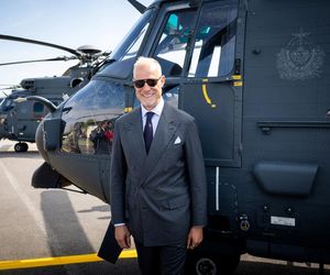 Węgierskie minister obrony na tle H225M 