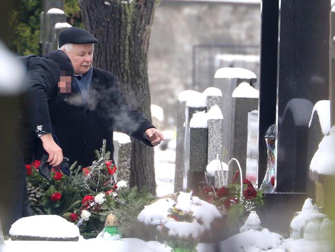 JAROSŁAW KACZYŃSKI NA GROBIE MATKI