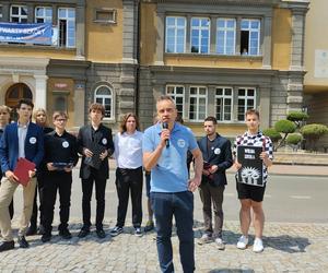 Protest w Tarnowie! Młodzi stanęli w obronie Jana Ryby. Oddajcie nam dyrektora
