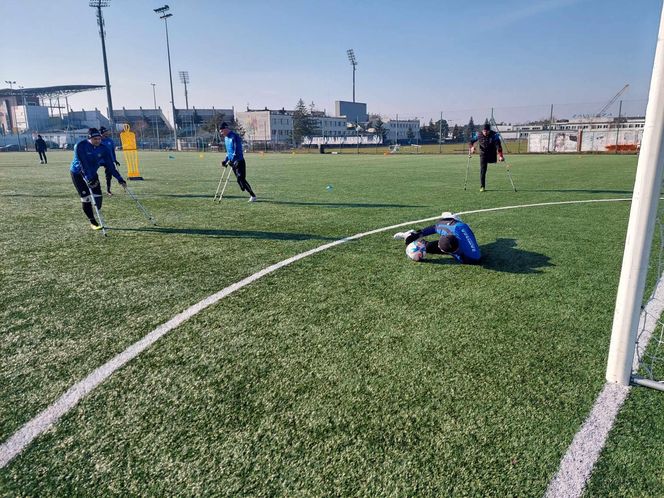 Po amputacji nic sie nie kończy. Trenują w drużynie Amp Futbolu Zawiszy Bydgoszcz. Są jedną nogą w finale