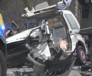 Masowy wypadek pod Warszawą! Zderzenie trzech aut z wojskową ciężarówką. Jedna osoba nie żyje