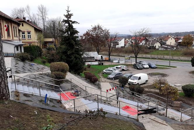 Kończy się remont schodów pomiędzy ulicą Matejki,  a Bulwarem Narwiku 