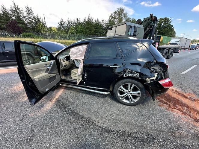 Wypadek na S8 w Warszawie. Rozbita wojskowa ciężarówka i dwa auta, są ranni