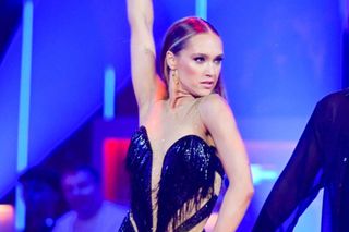 Daria Syta tańczy przy choince z ukochanym. Tylko spójrzcie na jej piękne nogi!