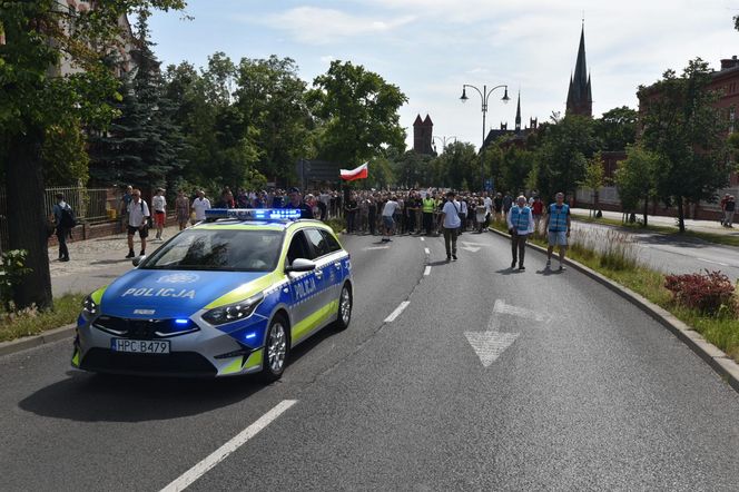 Marsz Milczenia dla Klaudii w Toruniu. „Niech nasza cisza przemówi głośniej niż słowa” [GALERIA]