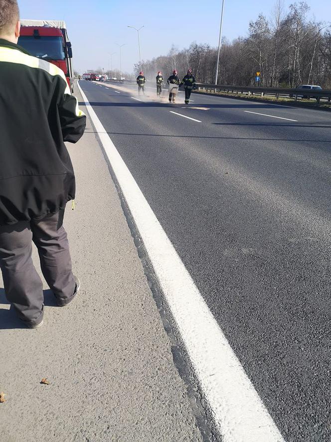 Cztery samochody zderzyły się na DTŚ. Plama oleju na drodze. Jezdnia w stronę Chorzowa zablokowana