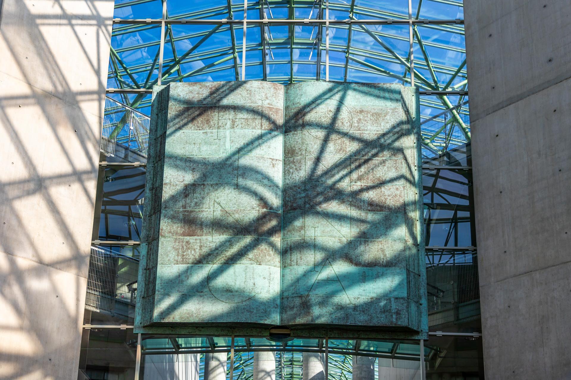 Biblioteka Uniwersytecka w Warszawie - zdjęcia. Zobacz postmodernistyczną ikonę, którą kiedyś uznawano za kicz