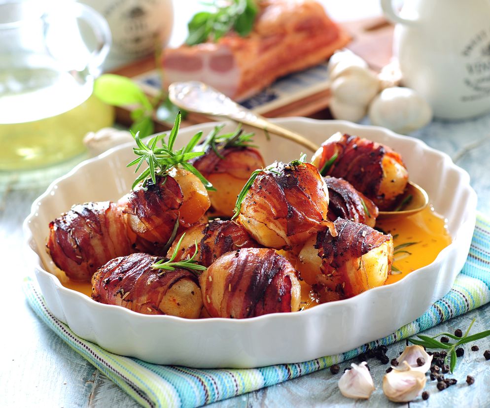 Ziemniaki owinięte boczkiem: pycha przekąska z pieczonych ziemniaków