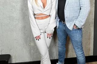 To z nią jest Dominik Abus z Googlebox. Przed telewizorem. Jego partnerka to prawdziwa piękność