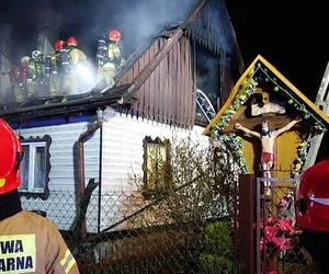 Pożar w Rybarzowicach. Spłonął drewniany dom. Ludzie zostali bez dachu nad głową