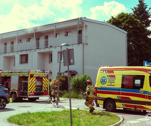 Pożar i wybuchy w mieszkaniu bloku w Tychach