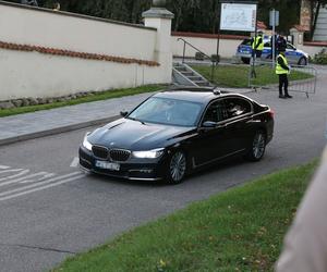 Posłowie PiS jechali autokarem a Kaczyński limuzyną