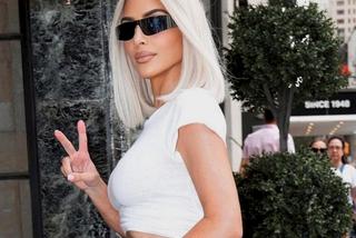 Kim Kardashian jak seksbomba z lat 80.! Reklamuje skąpe bikini, pozuje z pudlami