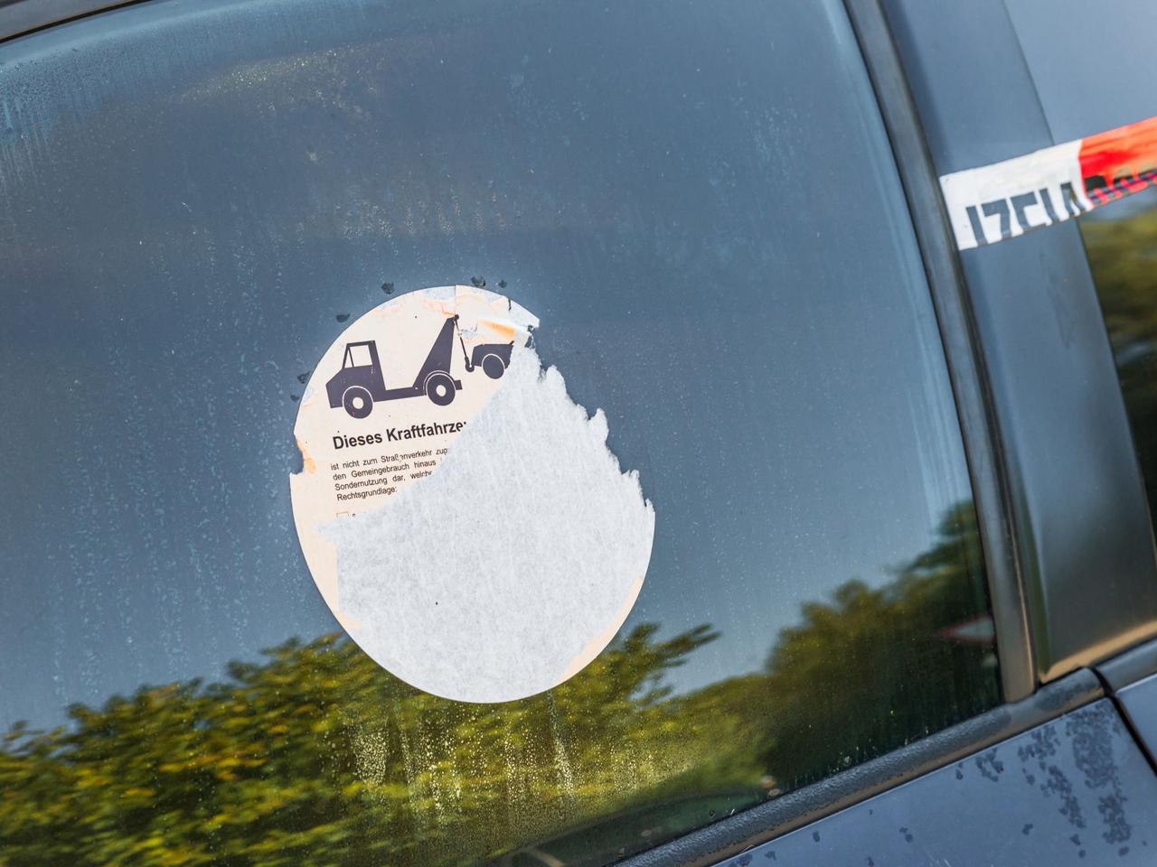 Jak odkleić naklejkę z szyby samochodu i innych powierzchni