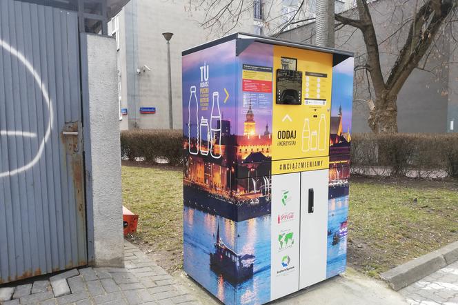 Rząd wprowadzi systemu kaucyjny na butelki. Co z recyklomatami na ulicach Warszawy?