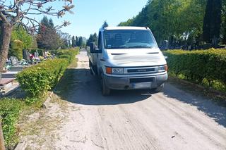 Tragiczny wypadek na cmentarzu w Iławie. Auto potrąciło 83-latka. Senior zmarł