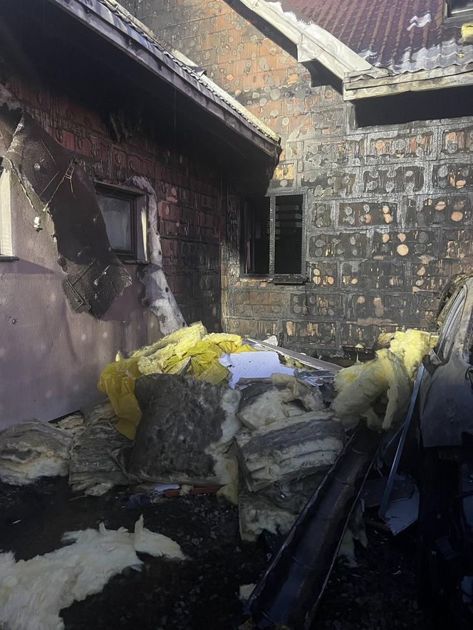 Zapalił się samochód, ogień zajął dom. Dramatyczny pożar w Jabłonnie