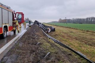 Wypadek na A4. Przewróciła się laweta z samochodami